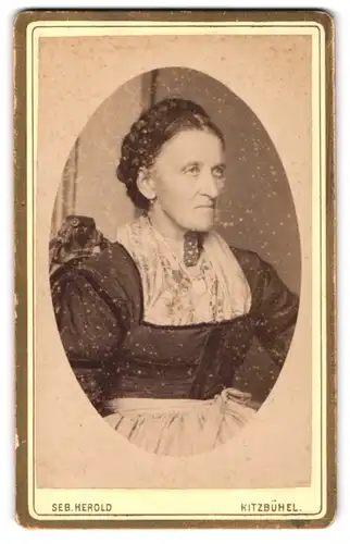 Fotografie Seb. Herold, Kitzbühel, Ältere Dame im zeitgenössischen Kleid