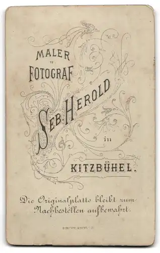 Fotografie Seb. Herold, Kitzbühel, Junger Herr im Anzug mit Krawatte
