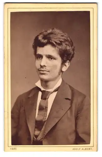 Fotografie Adolf Albert, Bodenbach /Böhmen, Junger Herr im Anzug mit Krawatte