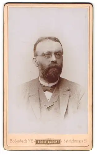 Fotografie Adolf Albert, Bodenbach a. E., Bahnhofstr. 85, Elegant gekleideter Herr mit Brille und Vollbart