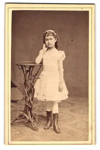 Fotografie Adolf Albert, Bodenbach /Böhmen, Hübsches Mädchen im langen Kleid