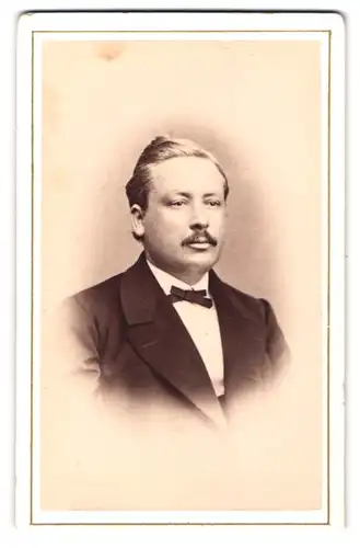 Fotografie Jungmann & Albert, Bodenbach /Böhmen, Elegant gekleideter Herr mit Oberlippenbart