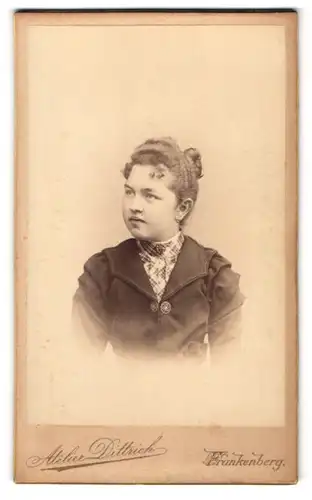 Fotografie D. Dittrich, Frankenberg i /S., Freibergerstr. 33, Junge Dame im modischen Kleid