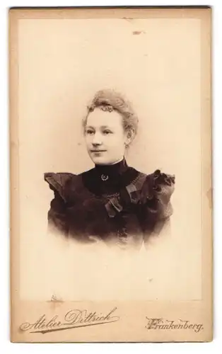 Fotografie D. Dittrich, Frankenberg i. S., Freibergerstr. 33, Junge Dame im hübschen Kleid