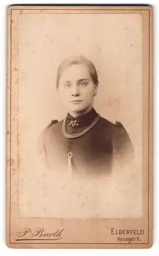 Fotografie P. Barth, Elberfeld, Herzogstr. 11, Junge Dame mit zurückgebundenem Haar