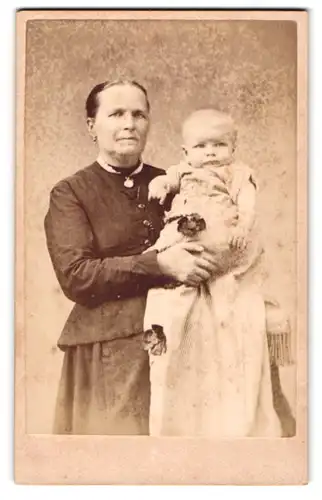 Fotografie unbekannter Fotograf und Ort, Bürgerliche Dame mit Kleinkind auf dem Arm