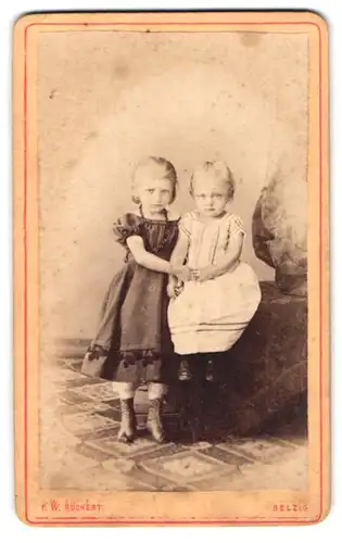 Fotografie F. W. Rückert, Belzig, Zwei kleine Mädchen in Kleidern