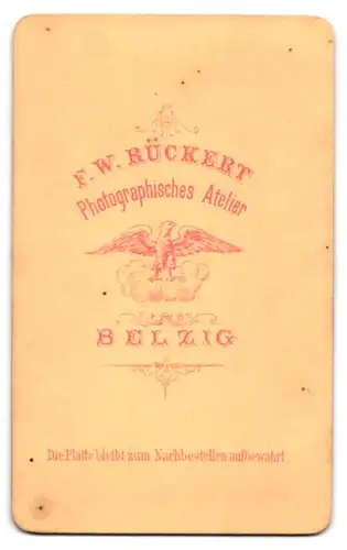 Fotografie F. W. Rückert, Belzig, Zwei kleine Mädchen in Kleidern