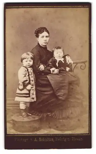 Fotografie A. Schultze, Belzig, Junge Dame im Kleid mit zwei kleinen Kindern