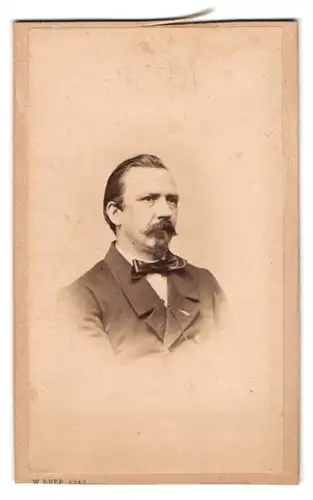 Fotografie W. Rupp, Prag, Quai 334-I, Elegant gekleideter Herr mit Victor-Emanuel Bart