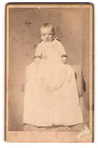 Fotografie Fr. Tesch, Dömnitz a /E., Süsses Kleinkind im langen Kleid