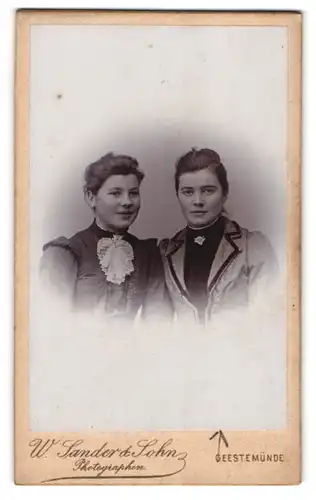 Fotografie W. Sander & Sohn, Geestemünde, Borriesstr. 10, Zwei junge Damen in Kleidern