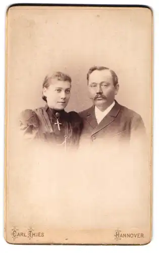 Fotografie Carl Theis, Hannover, Höltystr. 13, Bürgerliches Paar in hübscher Kleidung