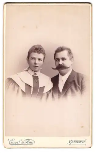 Fotografie Carl Thies, Hannover, Höltystr. 13, Junges Paar in modischer Kleidung
