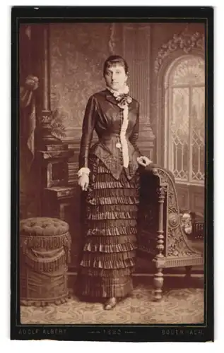 Fotografie Adolf Albert, Bodenbach /Böhmen, Bürgerliche Dame in eleganter Kleidung