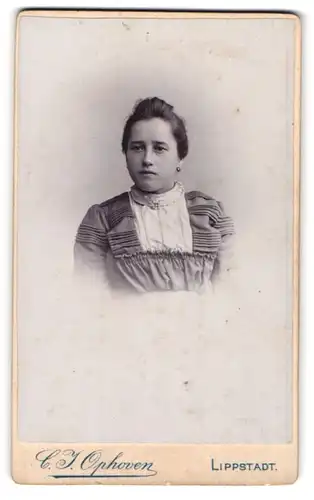 Fotografie C. J. Ophoven, Lippstadt, Junge Dame in modischer Kleidung