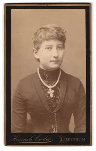 Fotografie Heinrich Cordes, Hildesheim, Neue Osterstr. 19, Junge Dame im bestickten Kleid