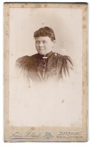 Fotografie Franz F. Mock, Saulgau, Bürgerliche Dame im bestickten Kleid