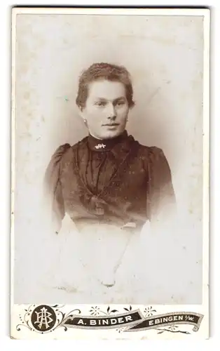 Fotografie August Binder, Ebingen, Bahnhofstr., Junge Dame mit zurückgebundenem Haar