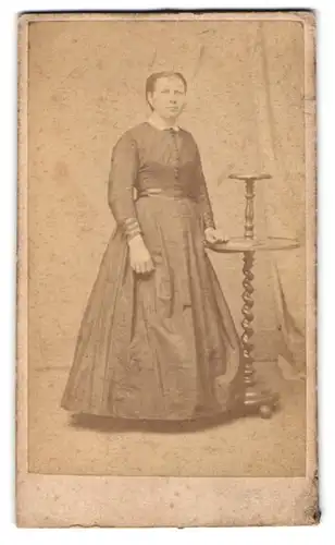 Fotografie Theodor Huth, Frankfurt a. M., Bleichstr. 66, Bürgerliche Dame im Kleid