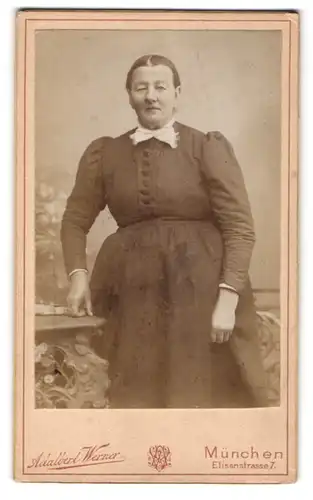 Fotografie Adalbert Werner, München, Elisenstr. 7, Ältere Dame im Kleid mit Schleife