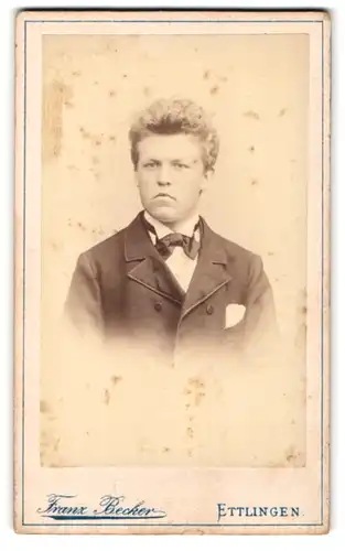 Fotografie Franz Becker, Ettlingen, Junger Mann mit Krawattenschleife