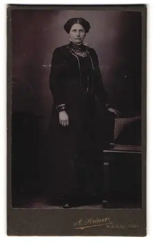 Fotografie A. Steiner, Haag, Dame mit Uhrenkette