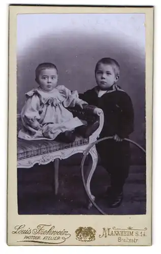 Fotografie Louis Frohwein, Mannheim, Breitestr., Süsser Knabe im Matrosenhemd mit kleiner Schwester