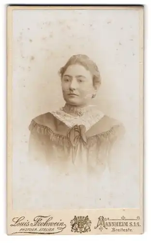 Fotografie Louis Frohwein, Mannheim, Breitestr., Portrait einer jungen Frau mit Fransenoberteil