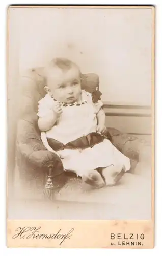 Fotografie H. Zernsdorf, Belzig, Sandbergerstr. 23, Staunendes Baby im Sessel sitzend