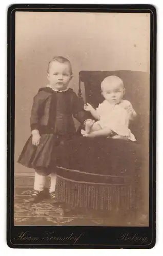 Fotografie H. Zernsdorf, Belzig, Sandbergerstr. 23, Kleinkind im Kleid neben kleinem Geschwisterchen