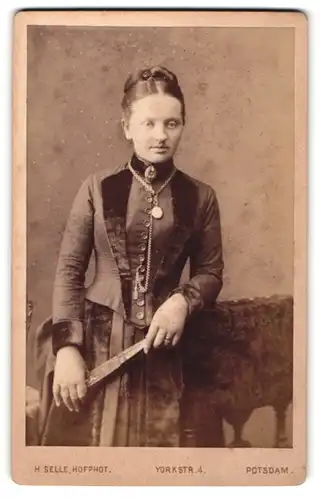 Fotografie Hermann Selle, Potsdam, Yorkstr. 4, bürgerliche Dame mit Fächer