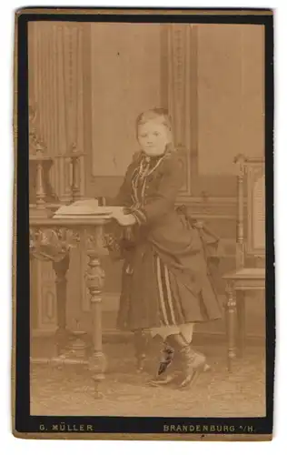 Fotografie G. Müller, Brandenburg a. H., Grosse Münzenstr. 3, Selbstbewusste junge Dame vor Studiokulisse