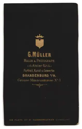 Fotografie G. Müller, Brandenburg a. H., Grosse Münzenstr. 3, Selbstbewusste junge Dame vor Studiokulisse
