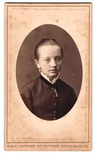 Fotografie Albert Grundner, Brandenburg a. H., Hauptstr.19, Portrait eines jungen Mädchens mit grossen Ohrringen