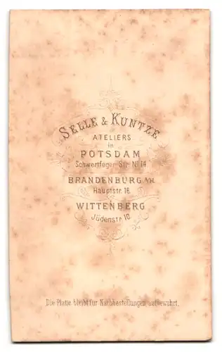 Fotografie Selle & Kuntze, Potsdam, Schwertfeger Str. 14, Junge Frau mit Schleife am Kragen