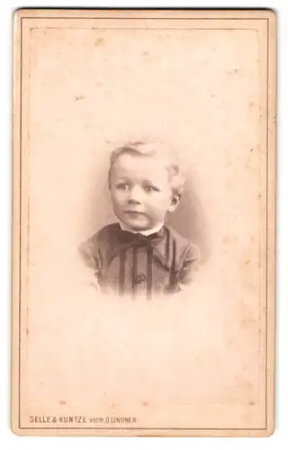 Fotografie Selle & Kuntze, Potsdam, Schwertfeger Str. 14, Portrait eines kleinen Kindes mit neugierigem Blick