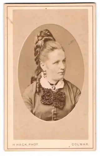 Fotografie H. Hack, Colmar, Stanislaus Str. 8, Junge Dame mit hochgestecktem Haar