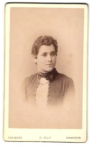 Fotografie C. Ruf, Freiburg i. B., Ludwigstr. 2, Portrait einer jungen Frau mit Halsschleife