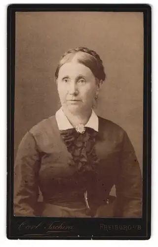 Fotografie Carl Tschira, Freiburg i. B., Karthäuser Str. 1, Dame mit geflochtenem Haarkranz