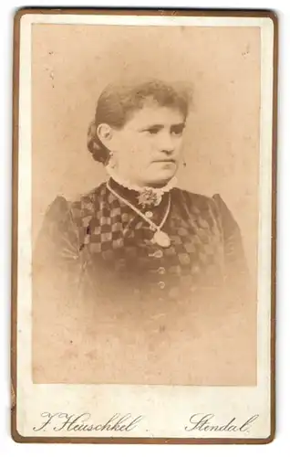Fotografie J. Heuschkel, Stendal, Breitestr. 79, Portrait einer jungen Frau mit Brosche