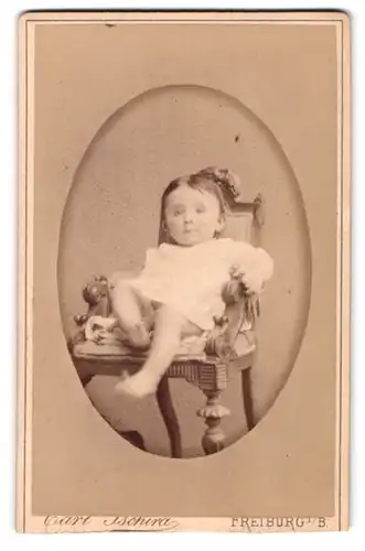Fotografie Carl Tschira, Freiburg i. B., Karthäuser Str. 4, Strampelndes Kleinkind auf einem Stuhl