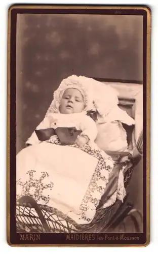 Fotografie Marin, Maidiéres, l'es Pont-à-Mousson, Fein herausgeputztes Baby im Kinderwagen