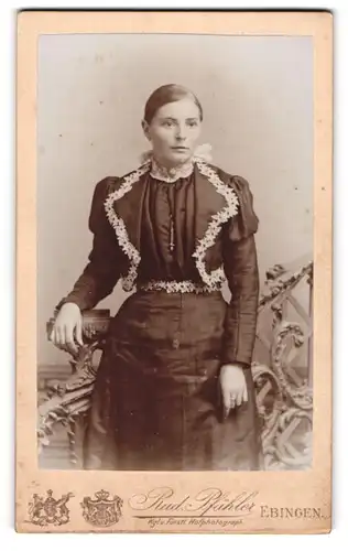 Fotografie Rudolph Pfaehler, Ebingen, Auf dem Bühl, Junge Dame in feiner Garderobe