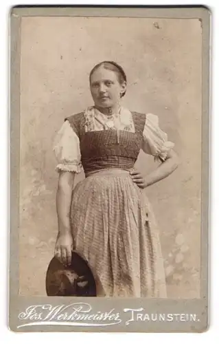 Fotografie Jos. Werkmeister, Traunstein, Junge Dame in Tracht mit Hut