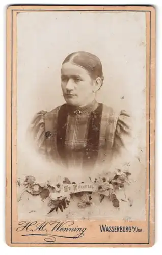 Fotografie Hermes Al. Wenning, Wasserburg a. Inn, Tränkegasse 1, Portrait einer Dame im karierten Kleid