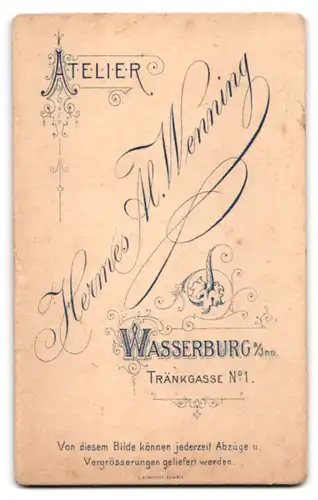 Fotografie Hermes Al. Wenning, Wasserburg a. Inn, Tränkegasse 1, Portrait einer Dame im karierten Kleid