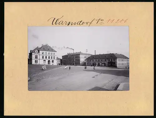 Fotografie Brück & Sohn Meissen, Ansicht Warnsdorf i. B., Marktplatz mit dem Stadthaus und der Bürgerschule, Sparkasse