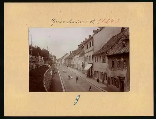 Fotografie Brück & Sohn Meissen, Ansicht Grünhain i. Erzg., Markt mit Lampenputzer und Wohnhäuser