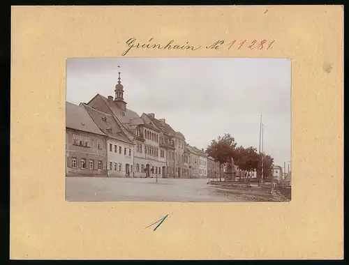 Fotografie Brück & Sohn Meissen, Ansicht Grünhain i. Erzg., Marktplatz mit Gasthaus zum Ratskeller, Kriegerdenkmal
